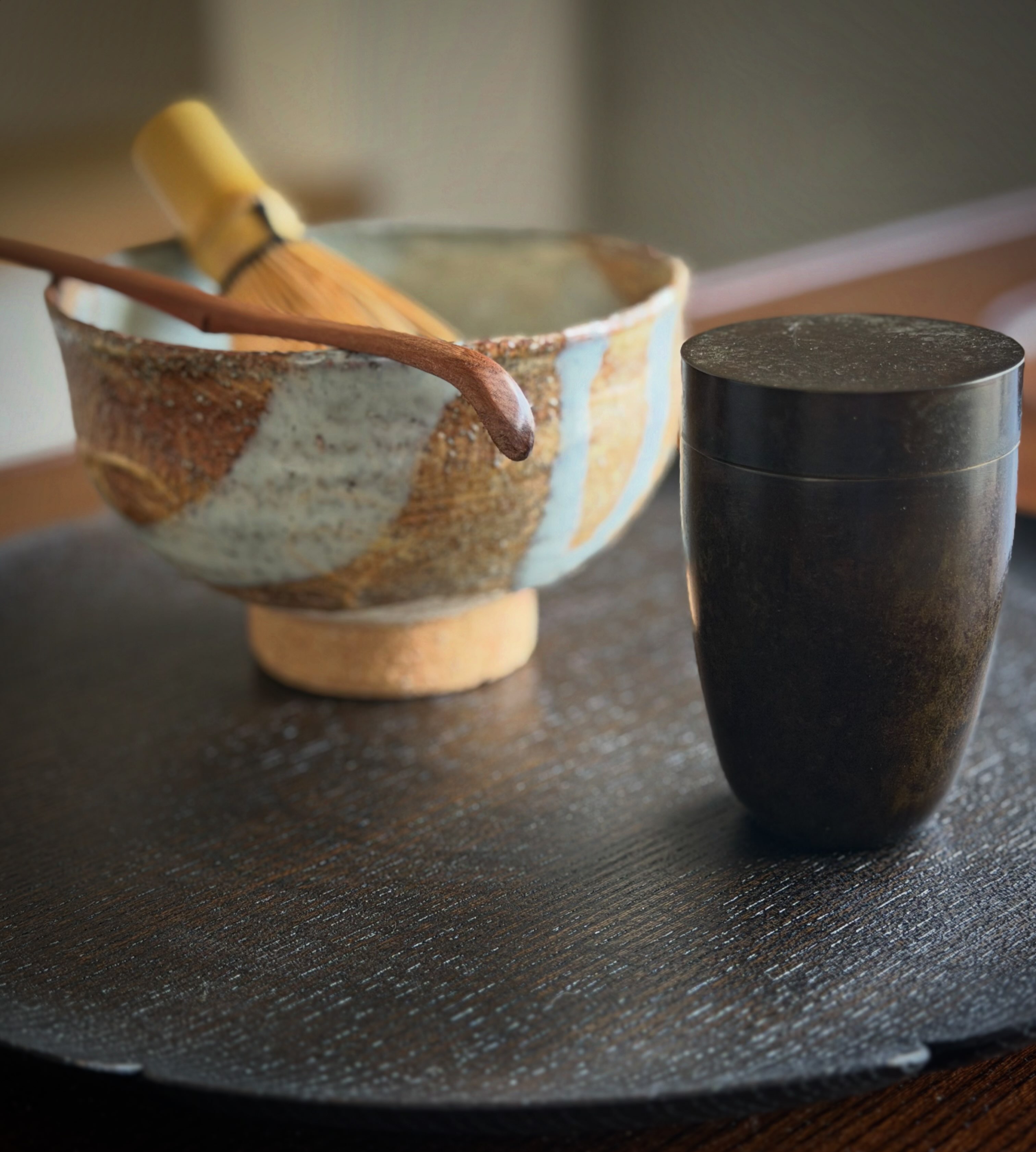 吉田直嗣さんの茶碗で盆略をしつらえました。一枚目はクラシックに、二