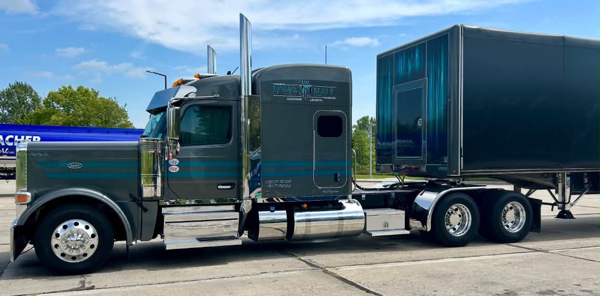 Peterbilt 589 at Cambria 169 rest area Minnesota