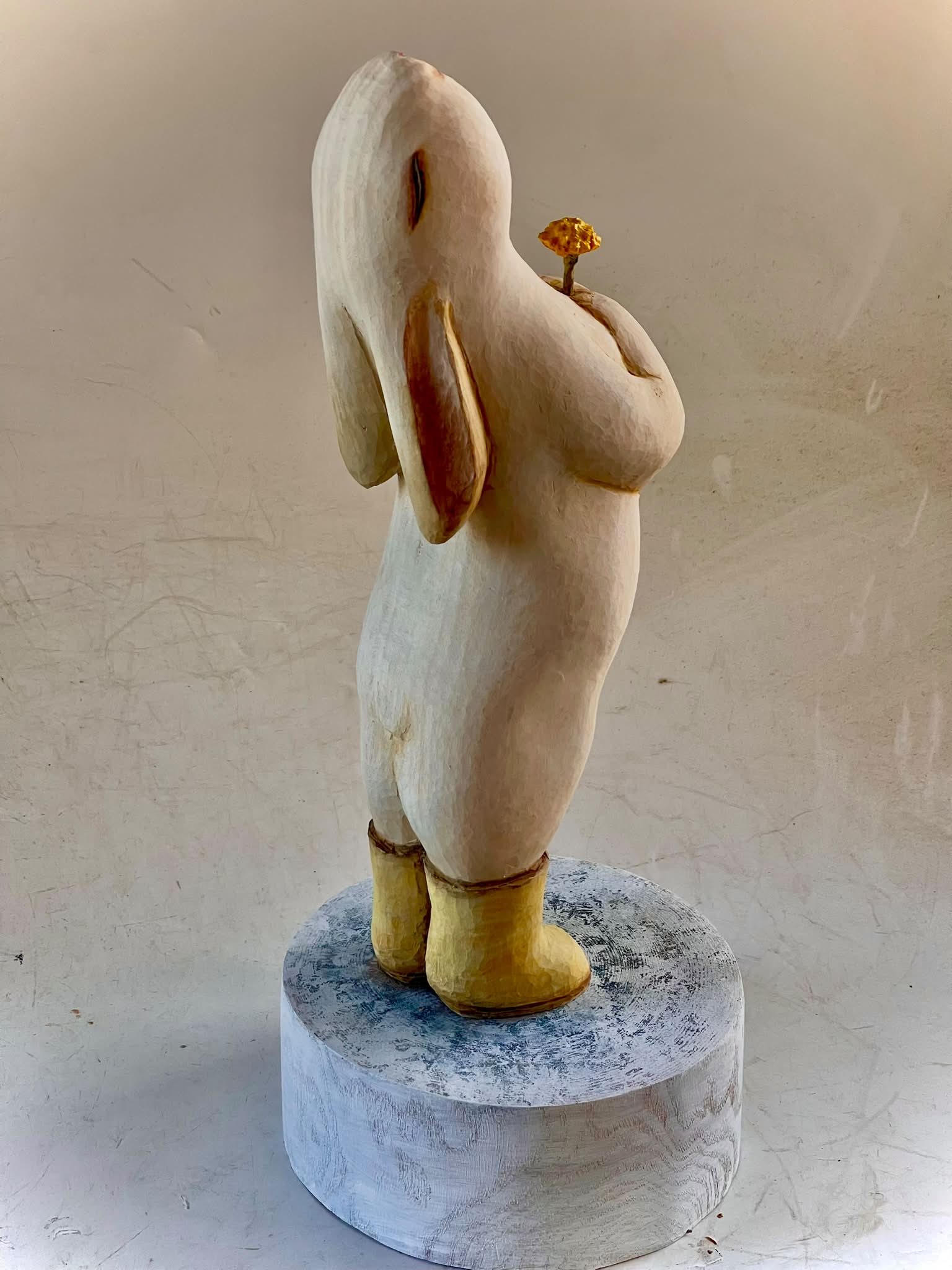 木彫 - 「晩夏の祈り」 完成 先日の個展で この動物と人とのシリーズも