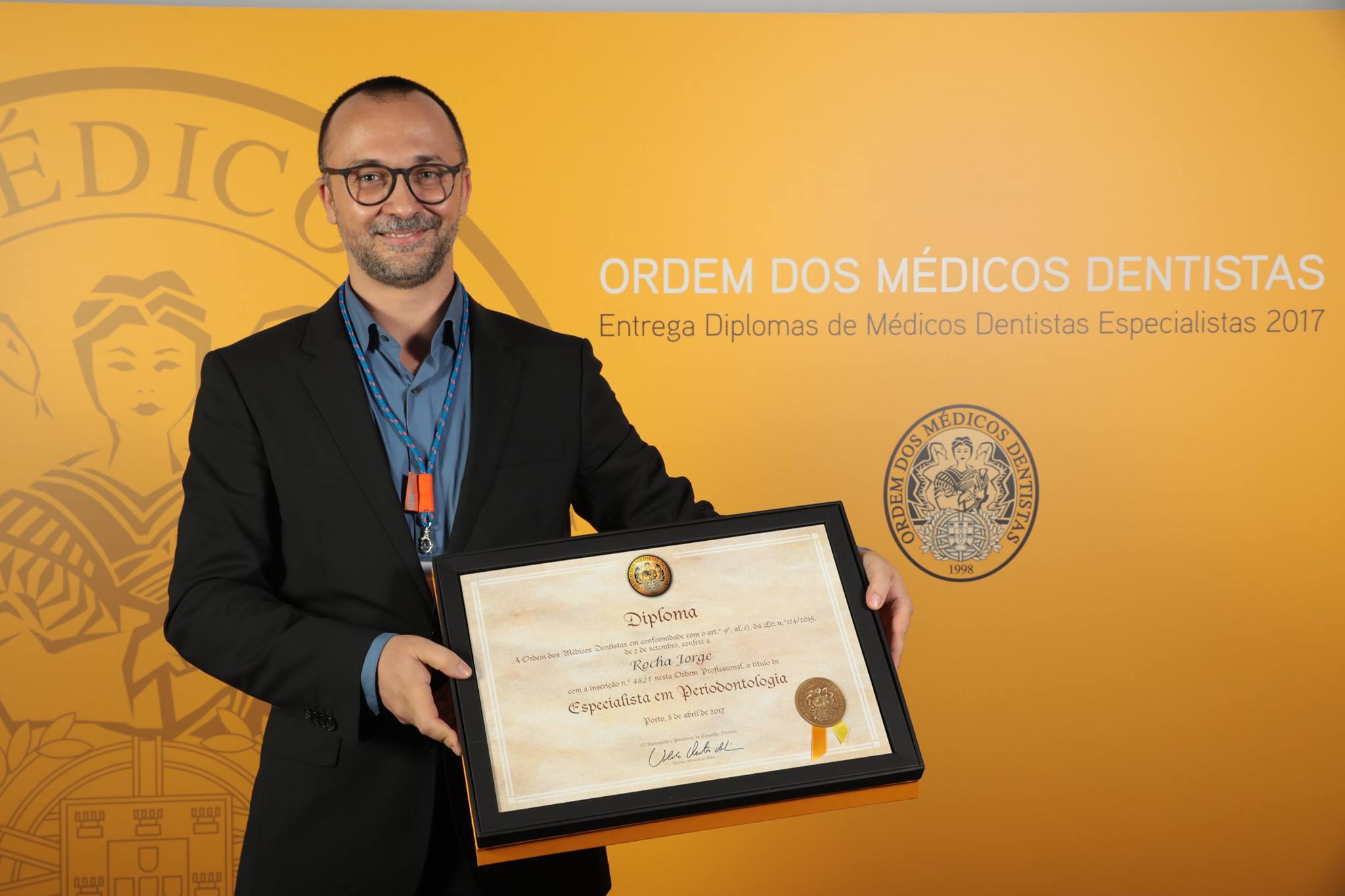 o-dr-nuno-jorge-recebeu-o-riafaro-cl-nica-dent-ria-facebook