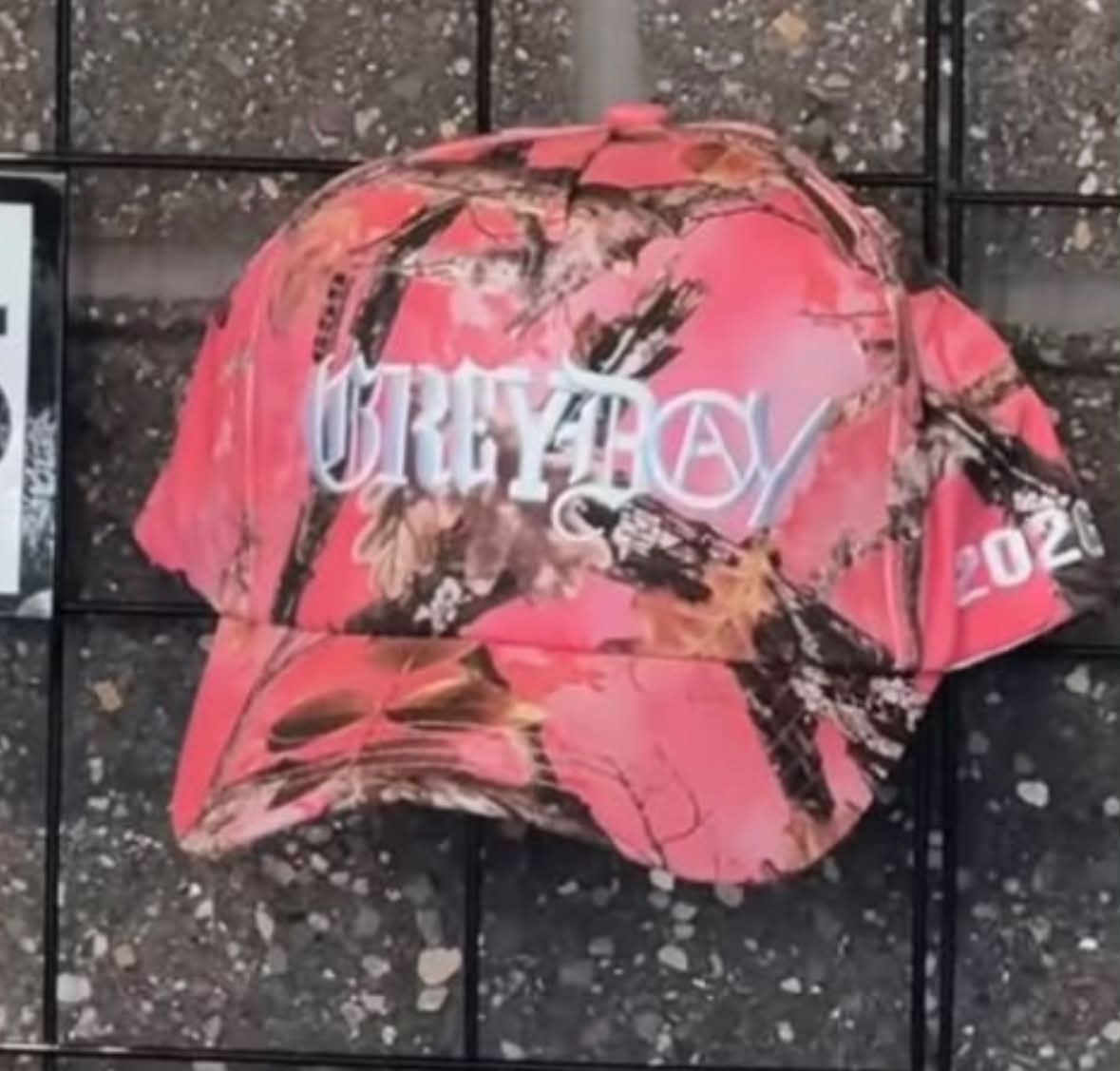 Yooo the Daniel Caesar Beanie / Hat anyone selling ???