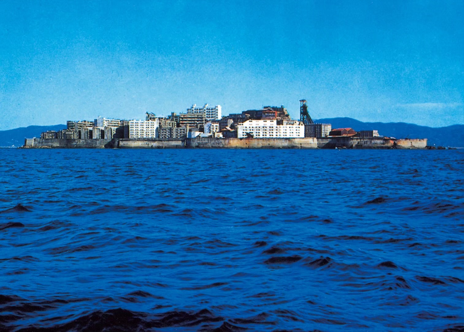 端島屋上農園” 緑がない島と言われた端島では、1913年(大正2)に旧14