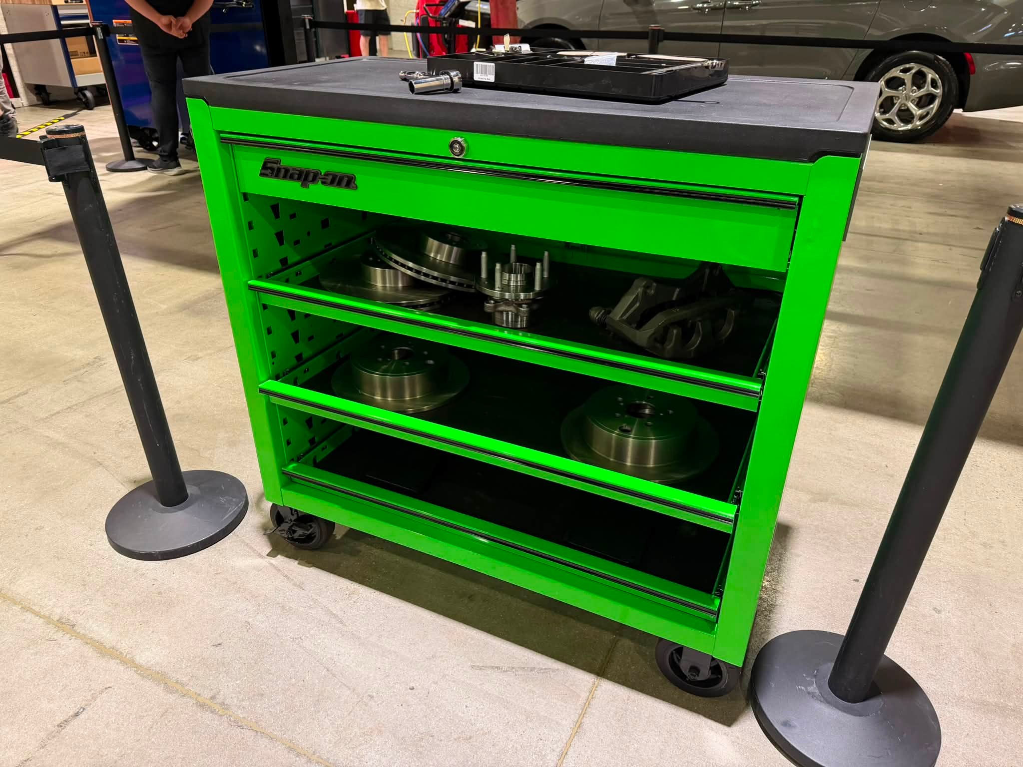 オットコマエ・ピーマン Epiq tool box with power drawer in green envy and copper