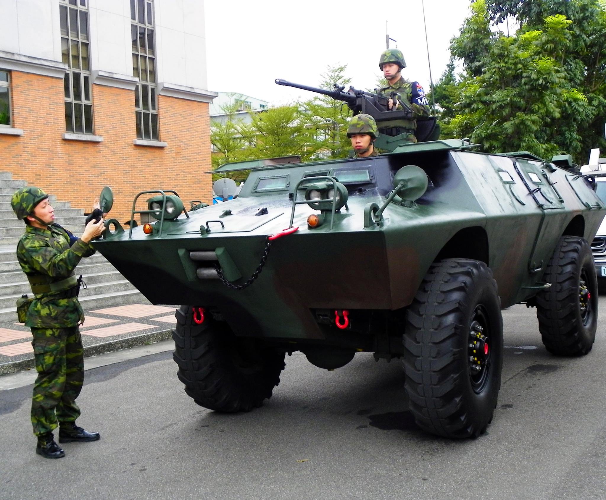 El M706 Commando es un blindado con capacidad anfibia 4x4 construido en ...