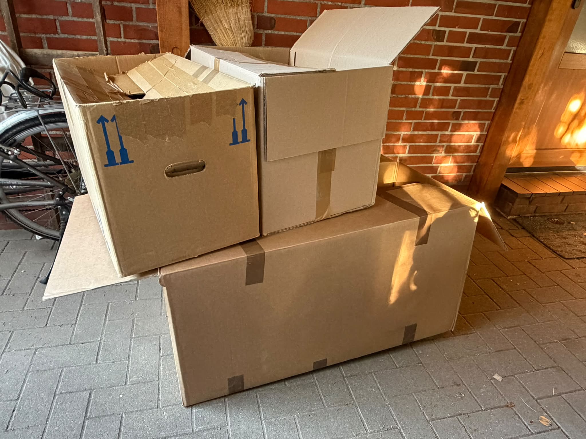 Erstmal reserviert 2 Umzugskartons und ein großer Karton zu verschenken Abholung Borgstedt