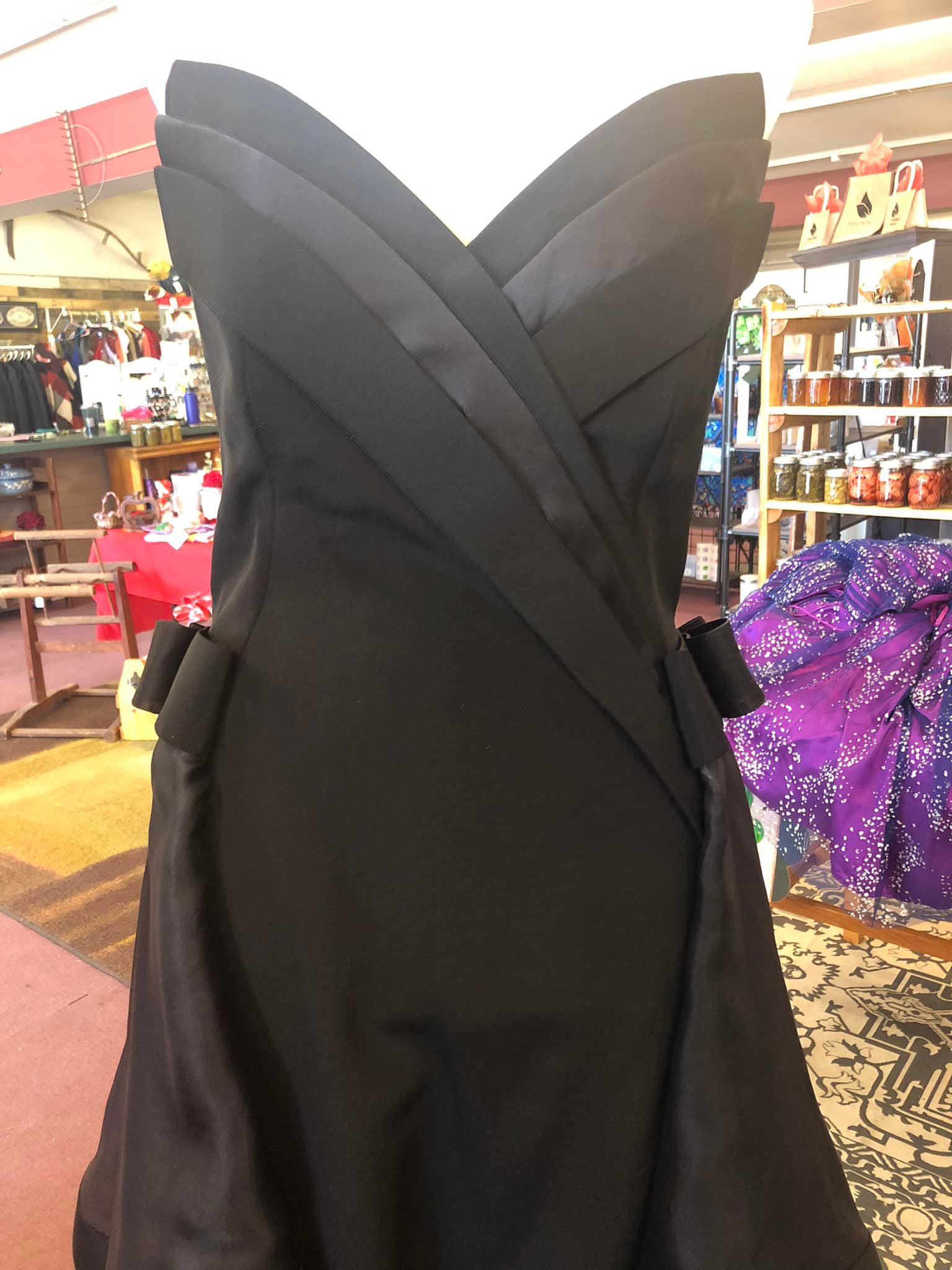 Gifted} I love this Rosewe dress! 🖤🖤🖤 It's a great length and I love all the floaty fabric 💃🏻 Swipe to see George the cat being like 'who do you think you