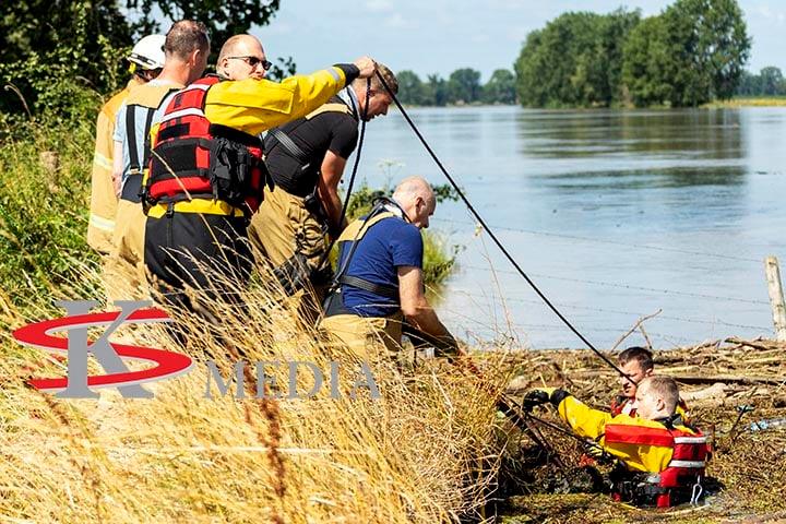 SK-Media.nl - Net beelden gemaakt van de #Brandweer die een #koe uit de ...