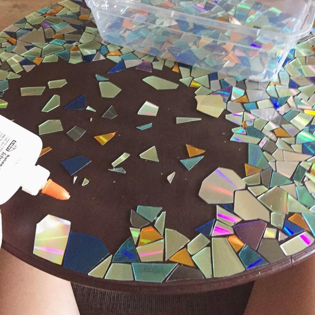👉 “Old CDs, new shine ✨ DIY mosaic mirror frame!”