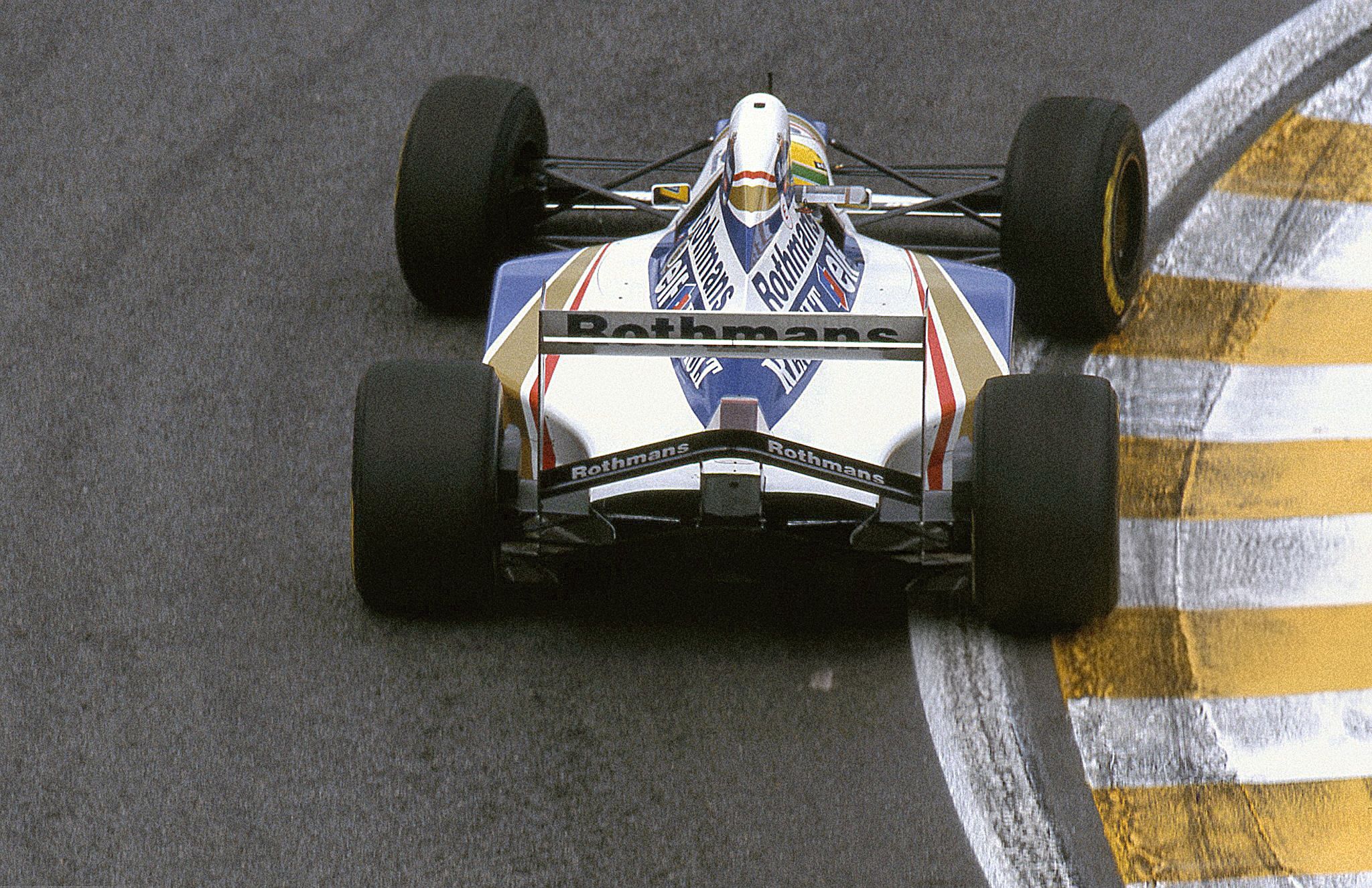 Ayrton Senna em seu Williams-Renault FW16 na pista de Interlagos
