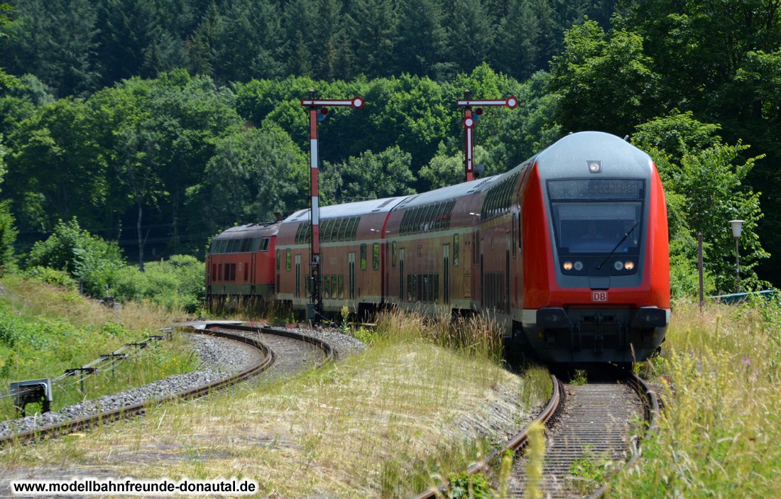 Modellbahnfreunde Oberes Donautal e.V. - 218 429 schiebt am 18.6.22 den ...