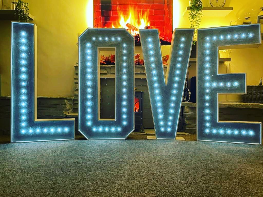 🤍 4ft Glitter Love Sign £65 🤍 -... - Thelittlehirecompanyx | Facebook