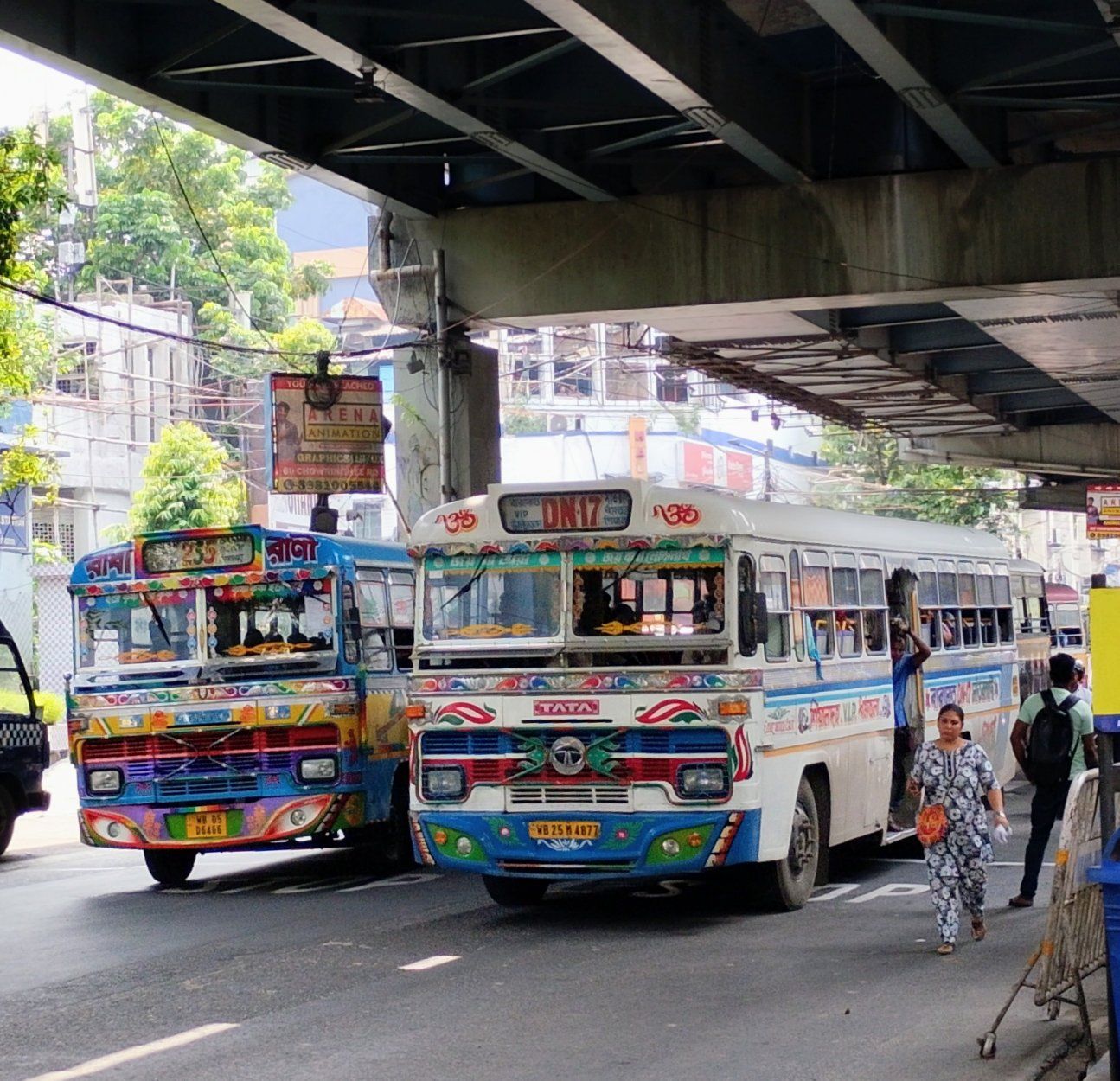 WB05 D6466 bus overtakes WB 25M 4877