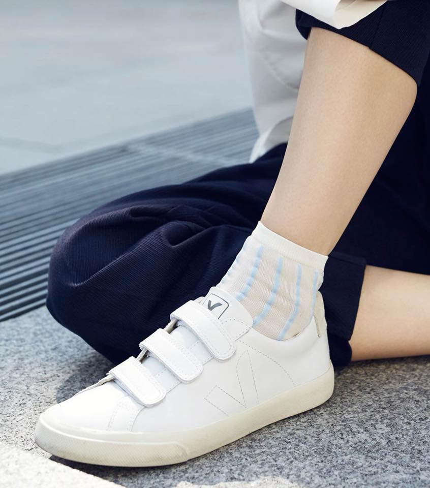 靴 VEJA 3-LOCK LEATHER EXTRA WHITE VEJA: A sneaker that stands with one foot in design and the other