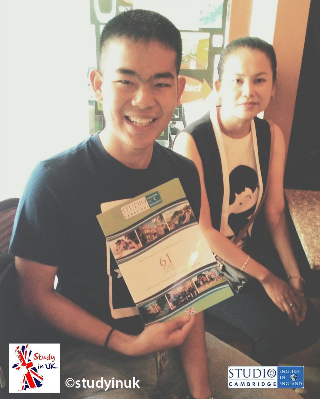 เรียนต่ออังกฤษ Studyinuk - คุณแม่พาน้องกันมายื่นวีซ่าเตรียมพร้อมไปเรียน ...
