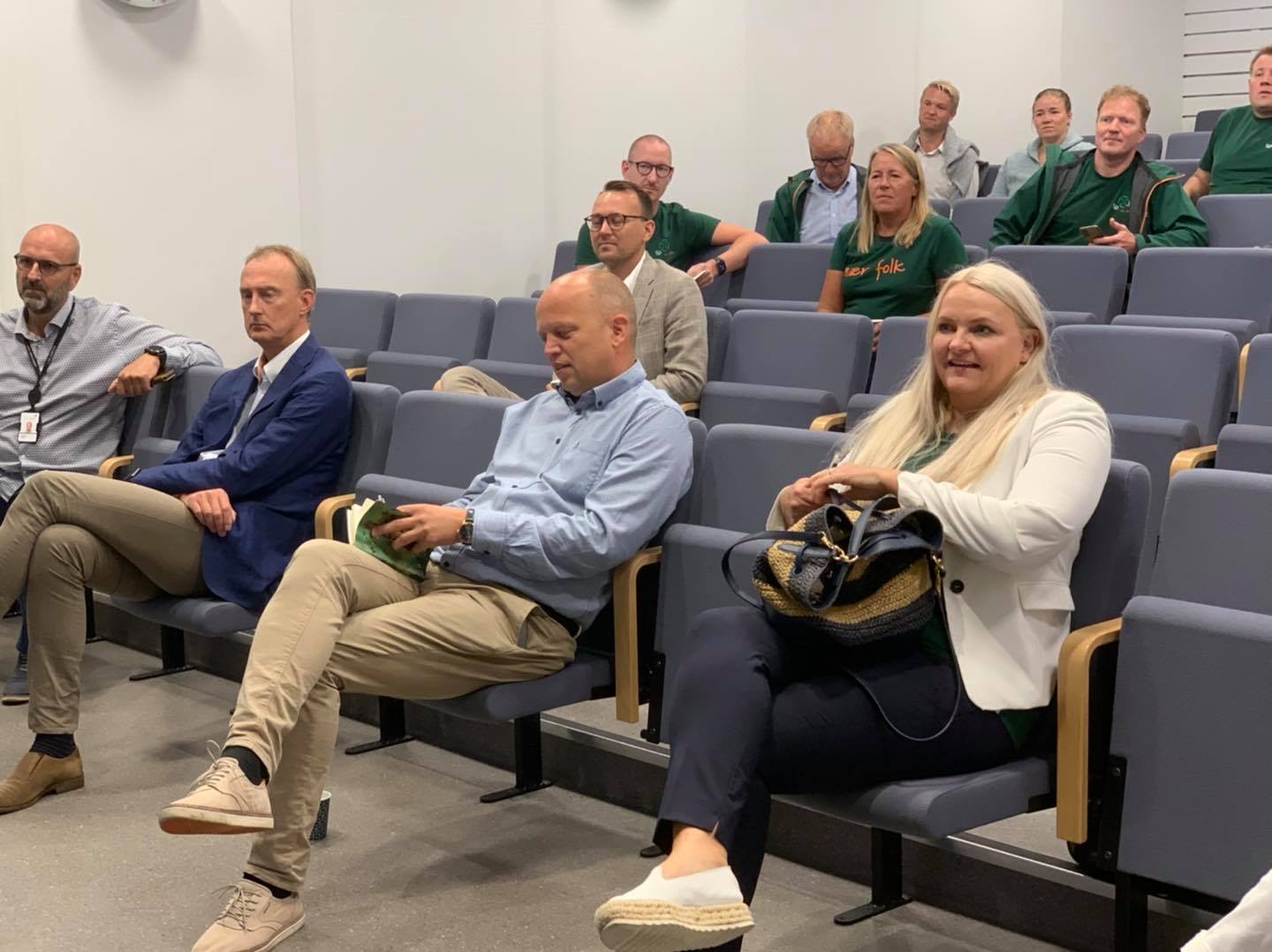 Herøya Industripark AS - Fra venstre på første rekke: Jarann Wold ...