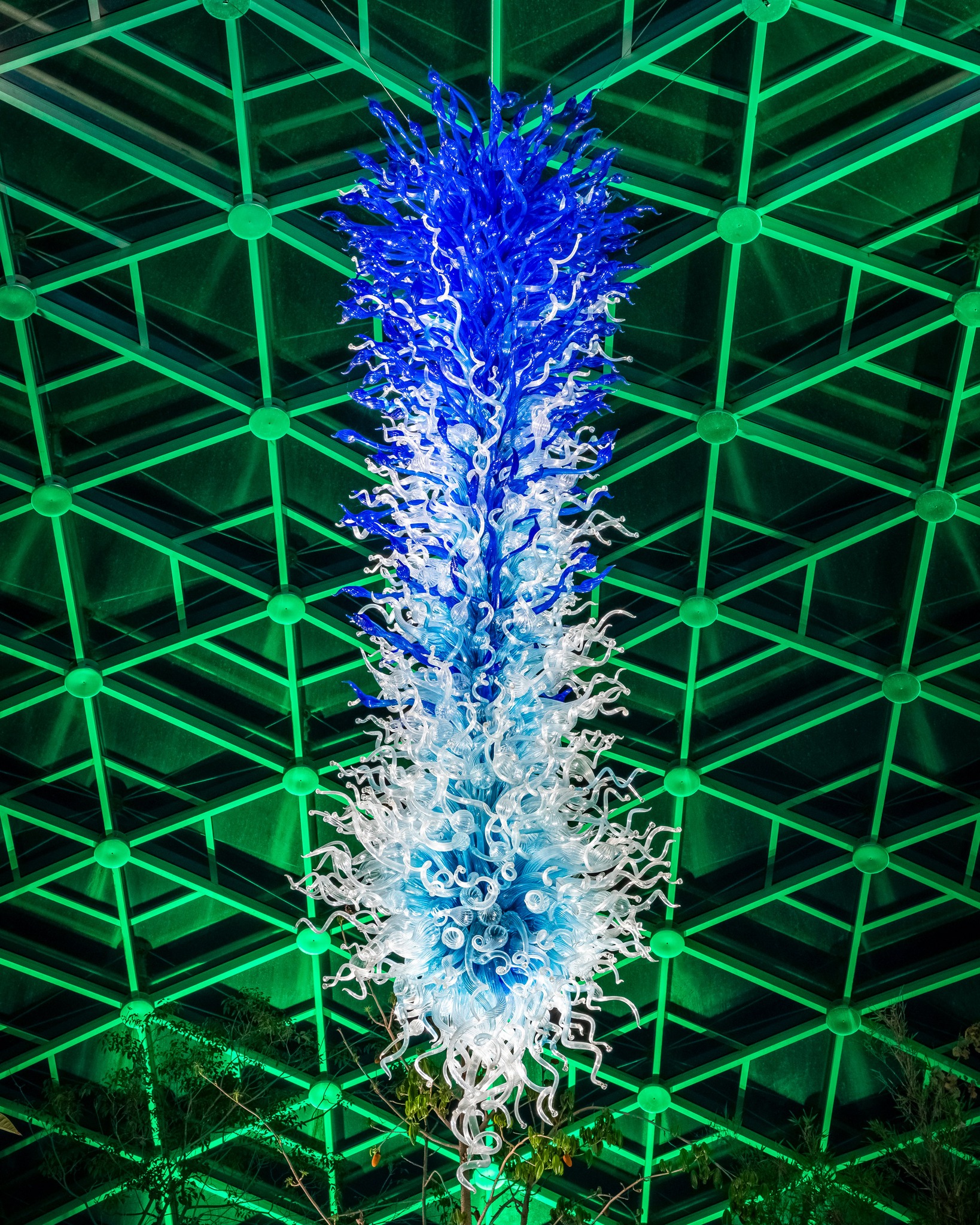 ブルークリスタルミニチュアカクテルオブジェ Blue Chandelier” (2006) at Missouri Botanical Gardens in 2023. To