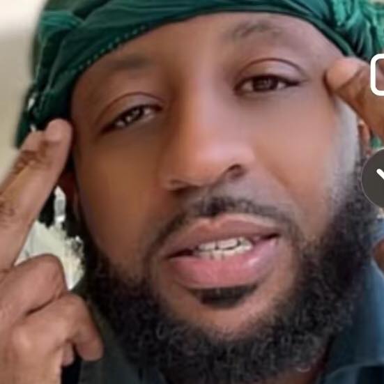 Emmanuel Ruffin you never need help rolling the blunt . You 2 finger ...