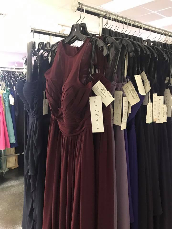 alfred angelo bridesmaid dresses for sale The Bridal mess didn't just impact hundreds of brides, hundreds of bridesmaids as well. I spoke to a mother of the bride who has to reorder three bridesmaids dresses. She's plus size womens plus sparkle New Alfred Angelo 7376 Color:Ballet Slipper