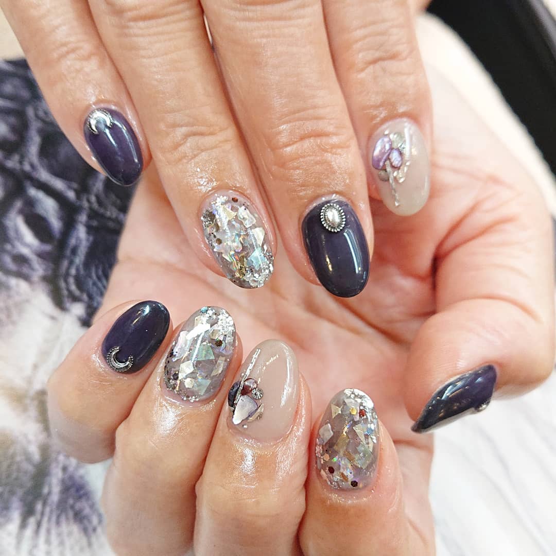 ミントハウス お客様ジェルnail ネイビー いろいろ埋め込んだニュアンスデザイン 担当 倉田 ミントハウス 京都ネイルサロン 長岡京市ネイルサロン 長岡京ネイルサロン ジェル ジェルネイル ニュアンスデザイン 秋ネイル シェルストーン Facebook