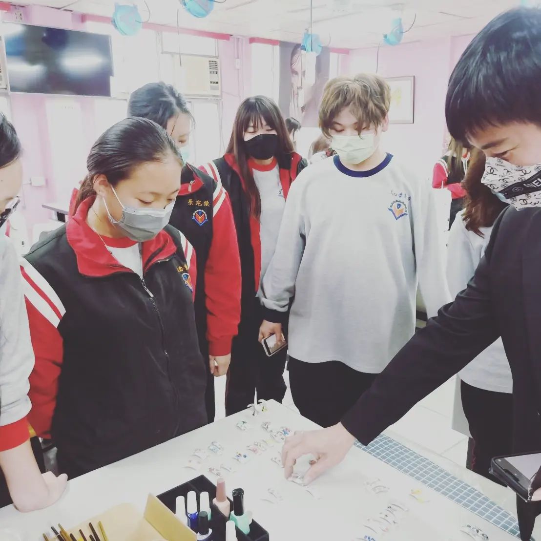 立志中學 - 卓守鈞－美甲大師－立志學長－畢業校友(3 hearts)回母校指導學弟妹 | Facebook