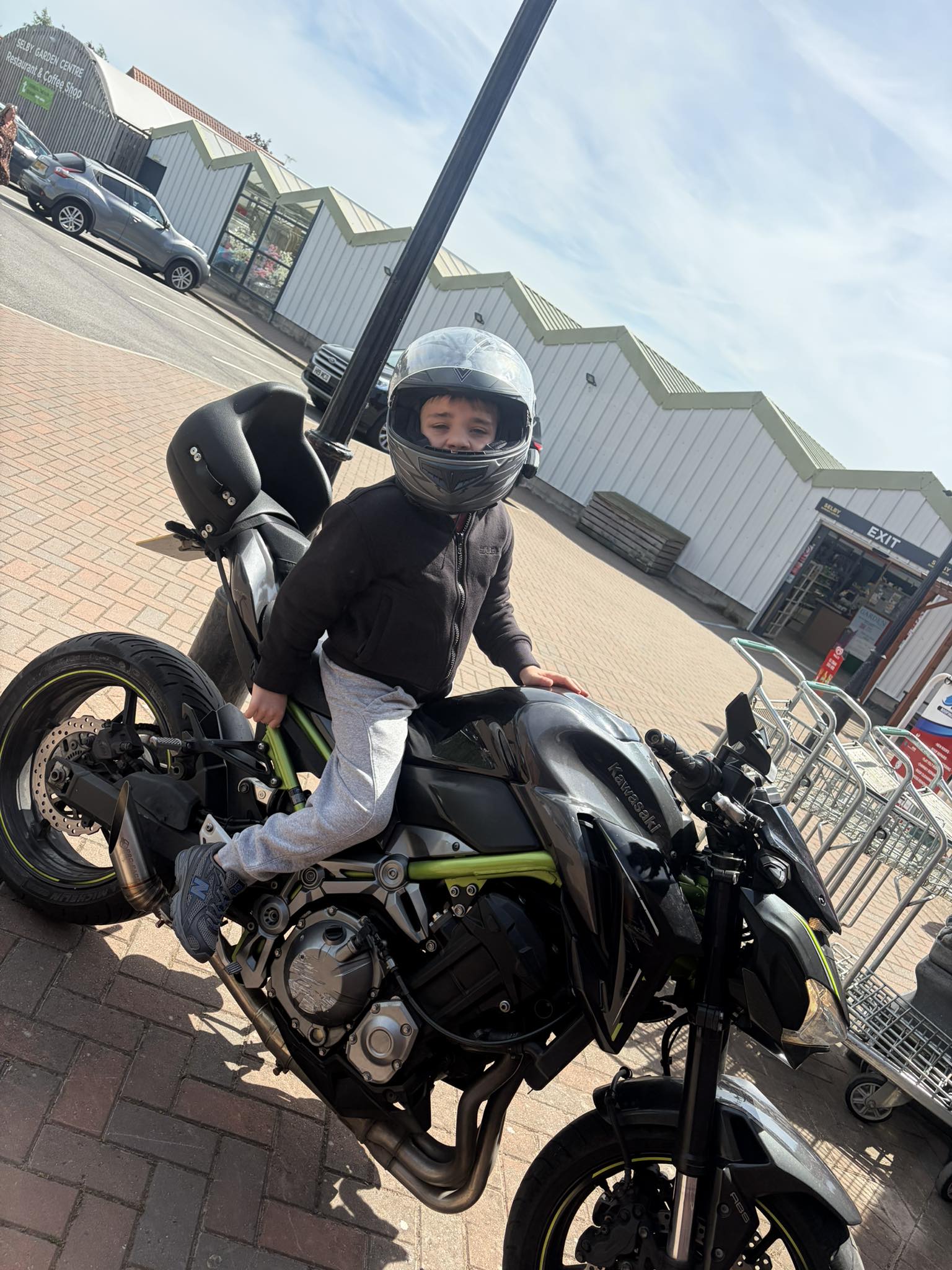 セルビー110 Riding a Kawasaki Z900 with a young boy from Selby to York