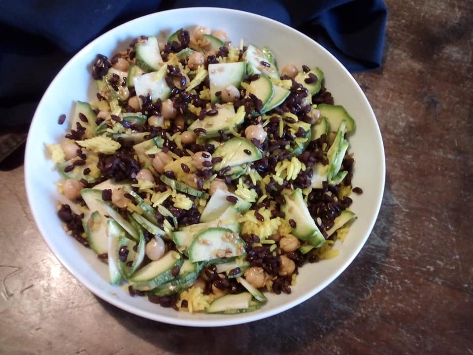 Insalata di riso Venere e riso Basmati alla curcuma, con zucchine crude ...