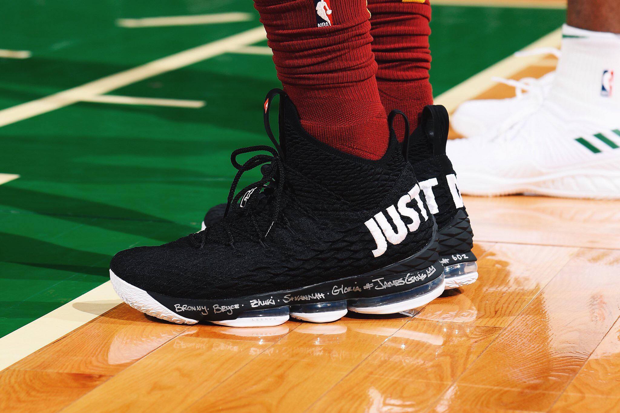 An official look at the Nike LeBron 18 “Melon Tint” that LeBron 