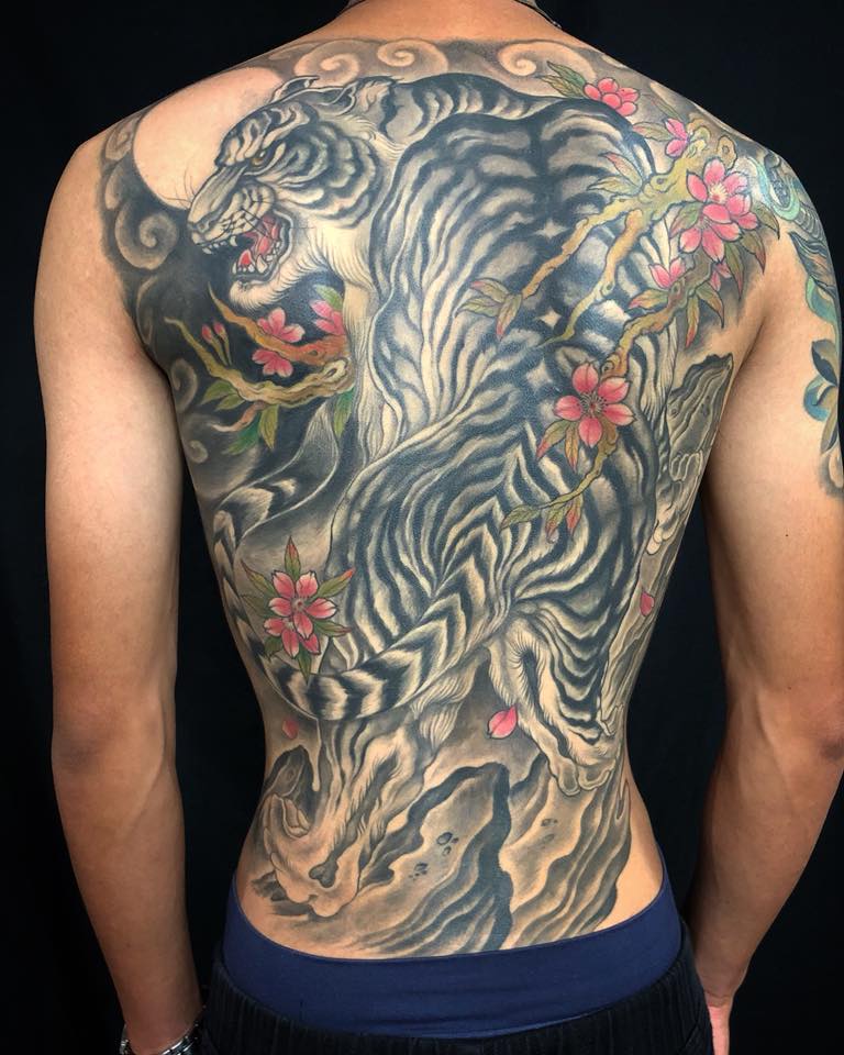 神樂刺青屋 - 兩幅全背虎大背：不論是全身的姿態，或者是一整顆大氣的虎頭，都非常霸氣十足喔！ #神樂刺青屋... | Facebook