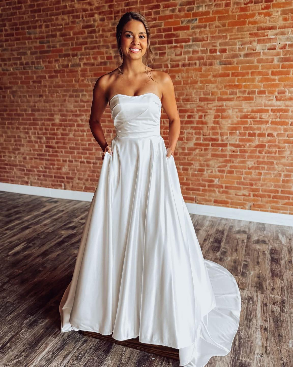 Samantha is effortlessly timeless with the perfect touch of modern elegance 🤍 This beautiful satin wedding dress features a flattering strapless neckline, soft draping through the bodice, and a full A-line skirt