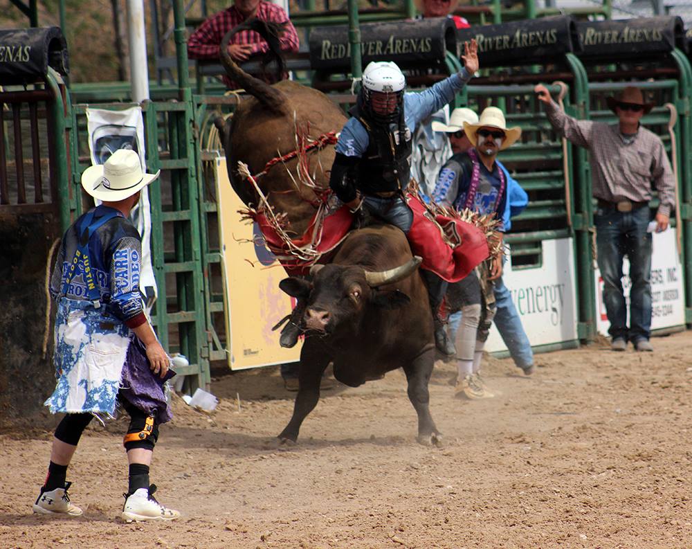 TwisTed Rodeo - Trey Benton rides Pete Carr''s Red One for 86.5 points ...
