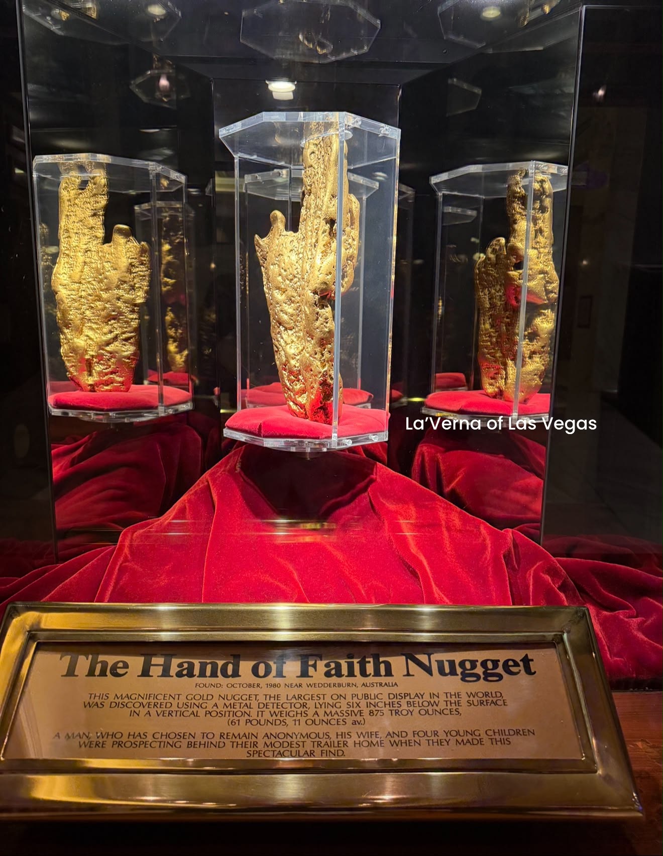 手品 golden nugget 赤 Golden Nugget Las Vegas displays the 61-pound Hand of Faith gold