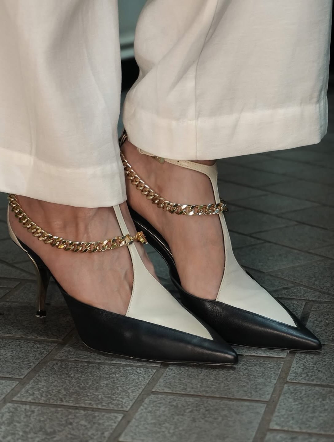 black and white dress with gold shoes Carmen Steffens luxury golden details shoes to wear with white dress