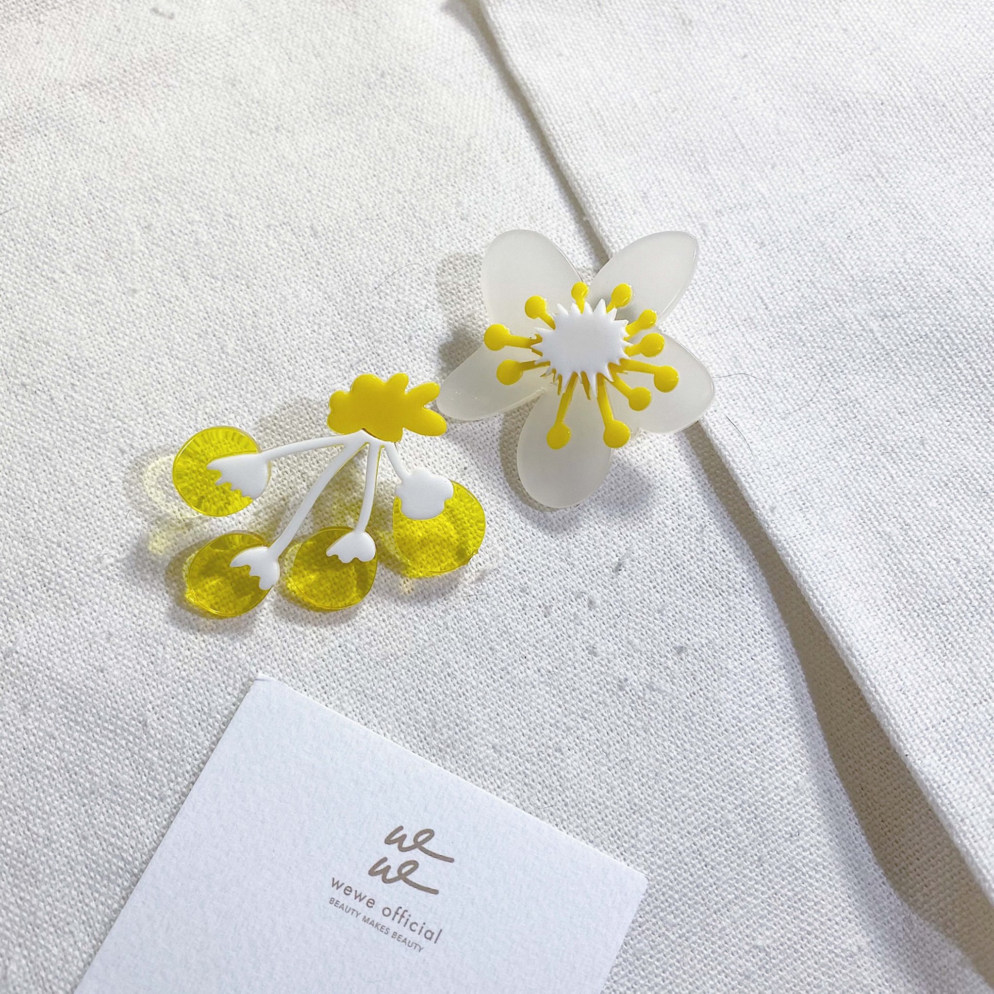 W.we - 小黃梨花🌼 #立體壓克力造型 拼接撞色系的設計 #可愛與活潑兼具💛 - ｜材質｜壓克力...