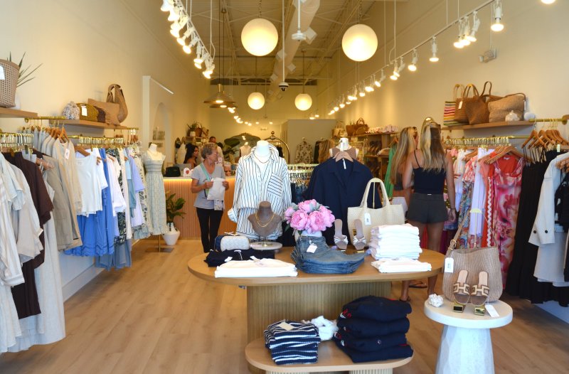 dress shops in rehoboth beach delaware Matt and Giselle Kilic have opened a second clothing store on Avenue Rehoboth Beach. Lia Lane Boutique is an upscale blend of European and American fashion, said Matt. The clothing Flared Sleeve Color:Ocean-Blue Sleeveless Halter Neck Floral