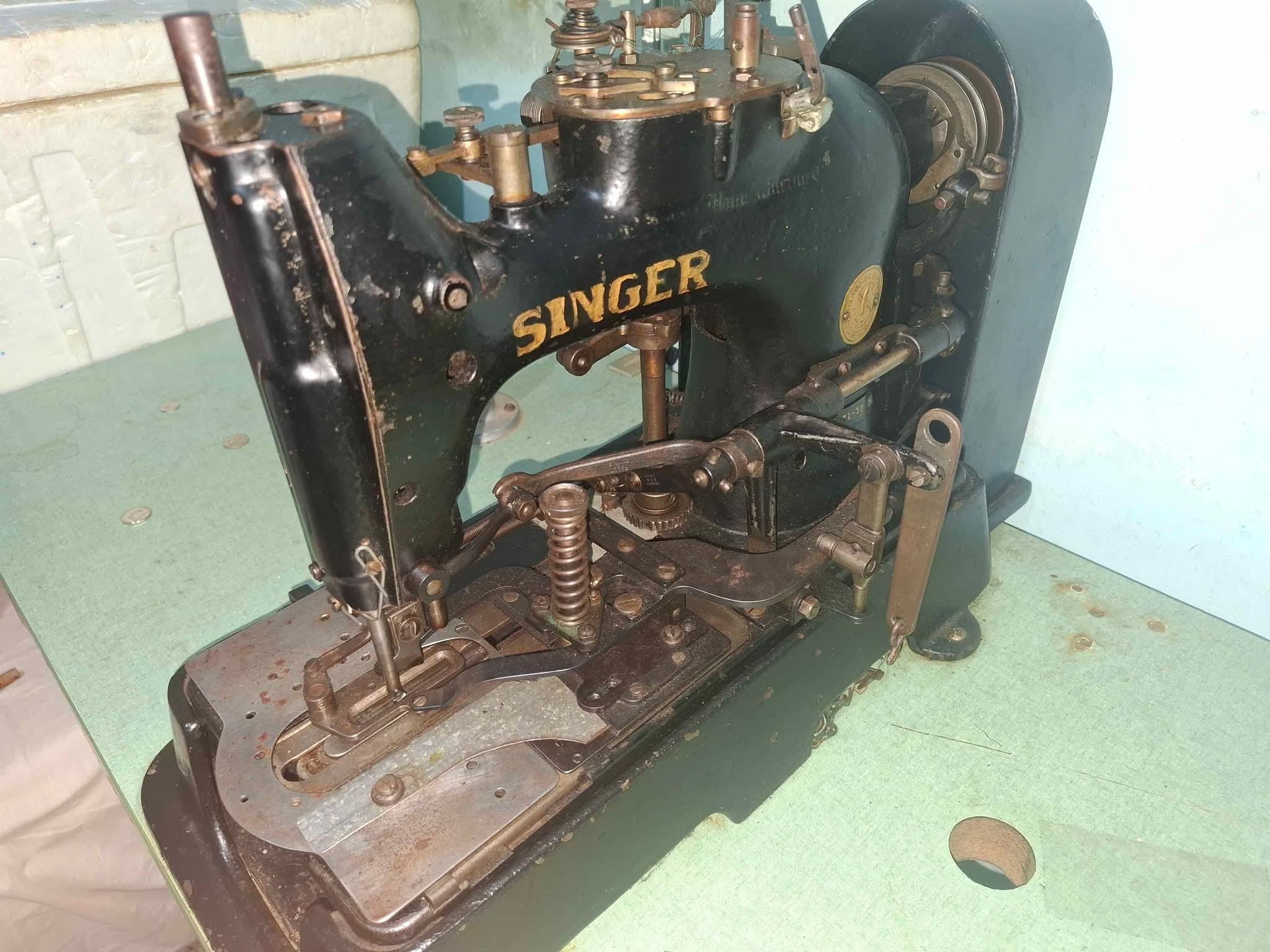 Antique singer 71-32 button hole machine with stand (negotiable ...
