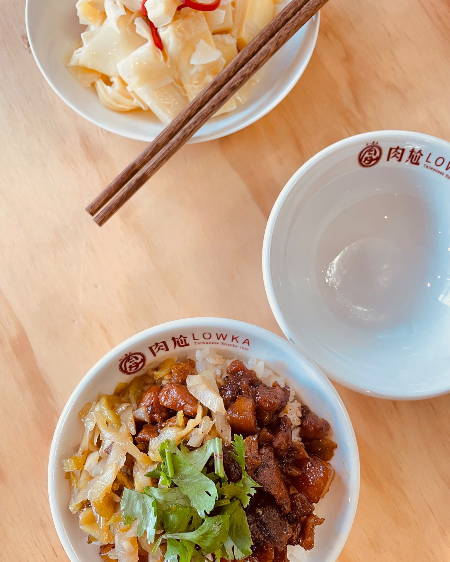 肉尬 LOWKA - #肉尬鷄滷飯 滷肉如果可以深植人心， 就是盡其能把一件事做好， 很純粹，盡善盡美。...