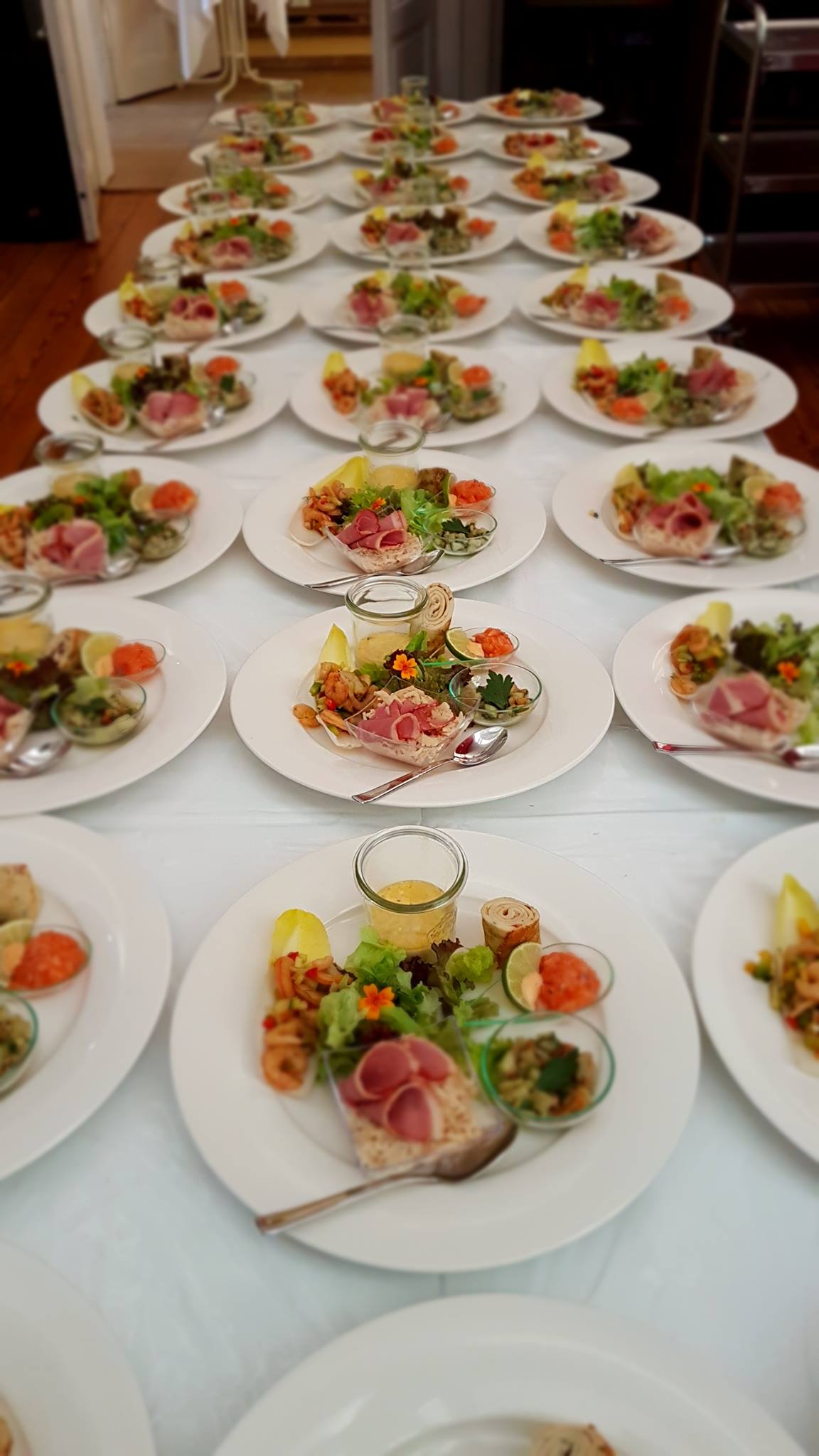 Vorspeisenteller bei Hochzeit: Mediterraner Krabbensalat/ geräucherte Entenbrust auf Sellerie-Nuss-Salat/ Parmesan-Kräuter Panna Cotta/ Pfannkuchröllchen Feigensenf-geb. Aubergine/ Mojito-Lachstarta