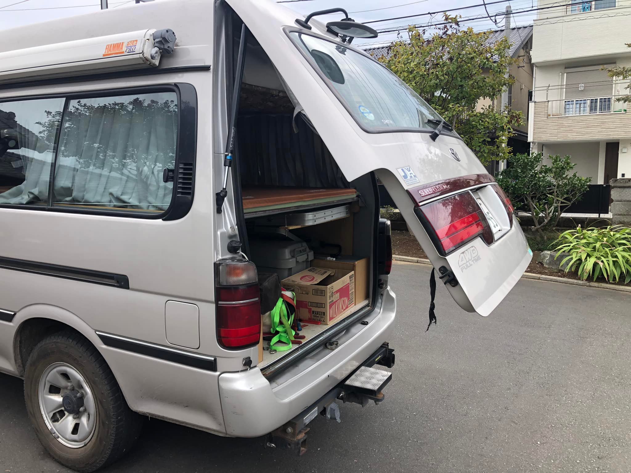 100系ハイエース…バックドアの開閉が重くて、付けた引き手も切れて 