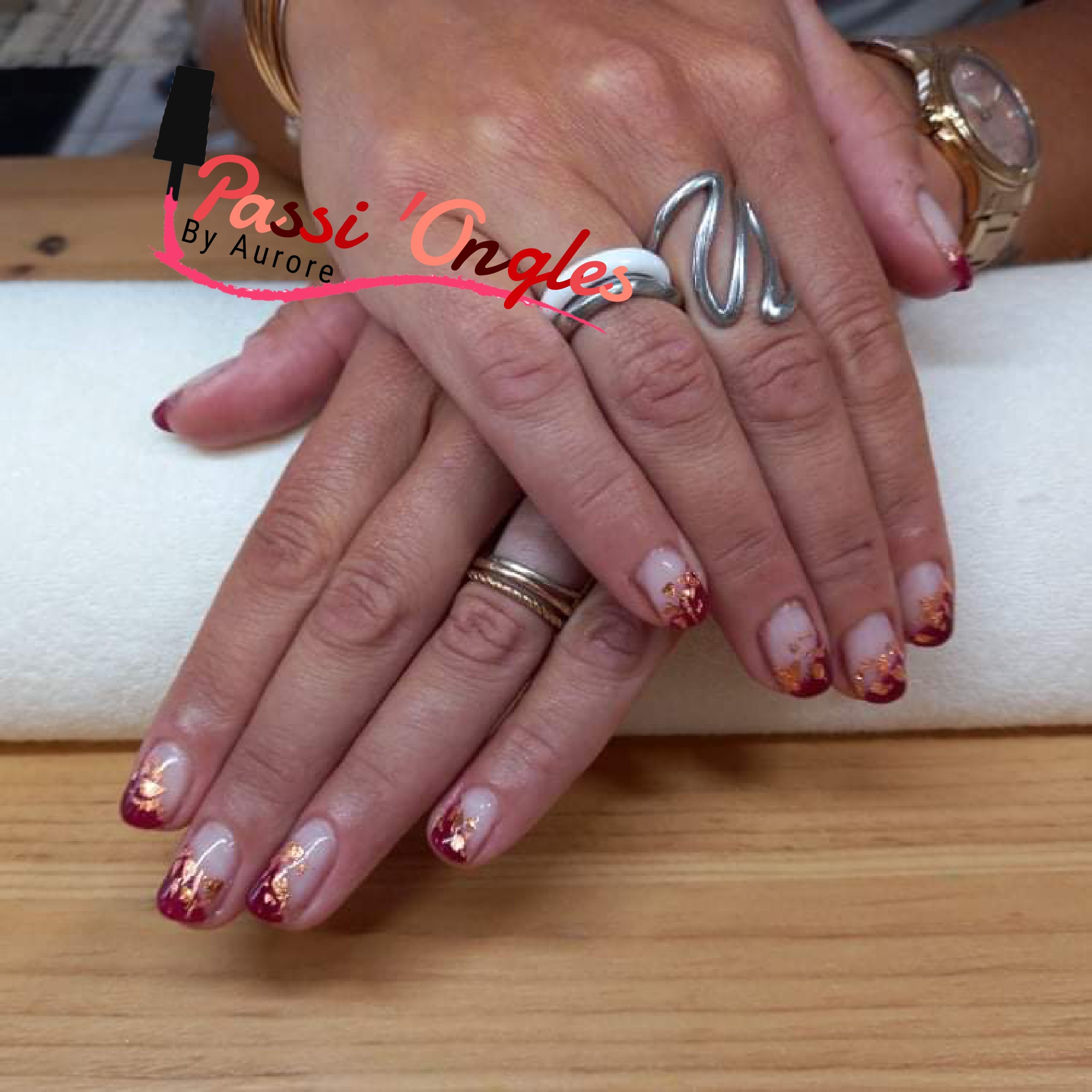 Ongle Rouge Avec Feuille D or