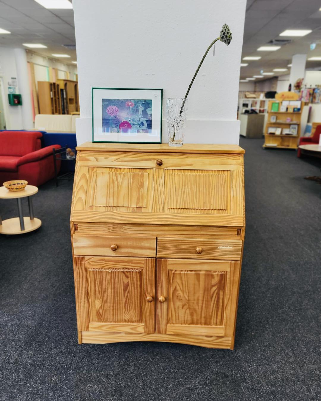 Möbelshop - Wir nehmen auch gerne Möbelspenden vom Stuhl bis zum Kleiderschrank direkt bei uns im Möbelshop Bremerhaven an! Wir freuen uns auf euch 😊💪🏻 #bremerhaven #secondhand #günstigemöbel #gebrauchtemöbel #spenden