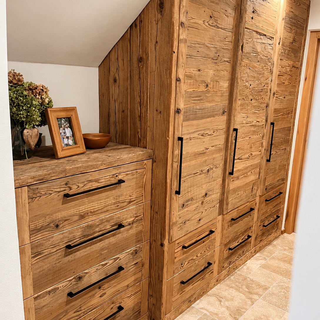 Altholz trifft auf Funktionalität 🤎 Eine individuelle Garderobe mit großzügigem Stauraum und gemütlicher Sitzgelegenheit – praktisch, hochwertig und mit ganz viel Charakter. ✨ #Altholz #Handwerk #Garderobe #Stauraum #MöbelnachMaß