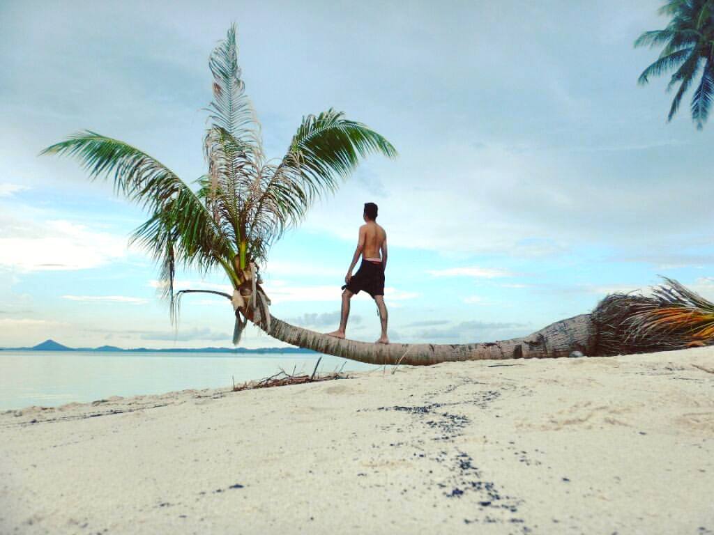Wisata Pulau Abang - Sore hari di Pantai Rano ...