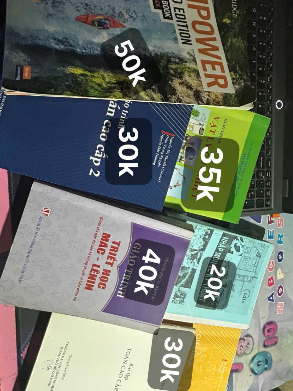 Sách qua 1 lần pass nửa giá dọn nhà
