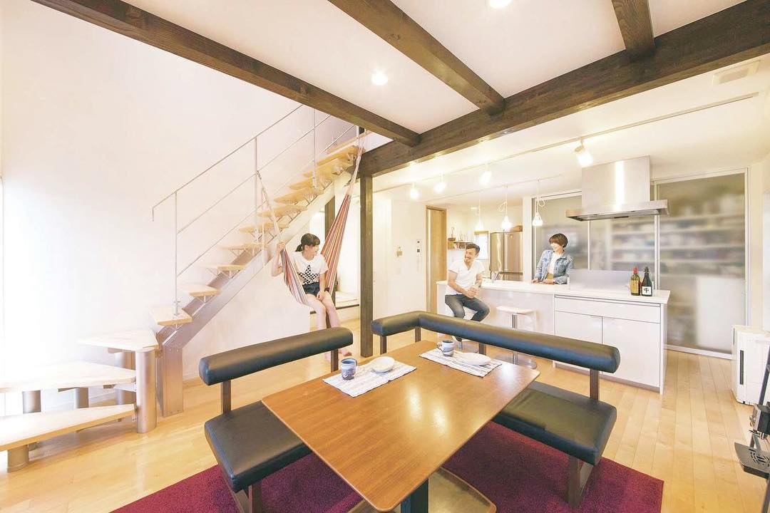 イエタテ - 【静岡県西部の施工例】 #原田工務店 ・ 家族がいつも自然に集まるLDK。現しの濃い梁が空間のアクセントに。キッチンから家族が ...