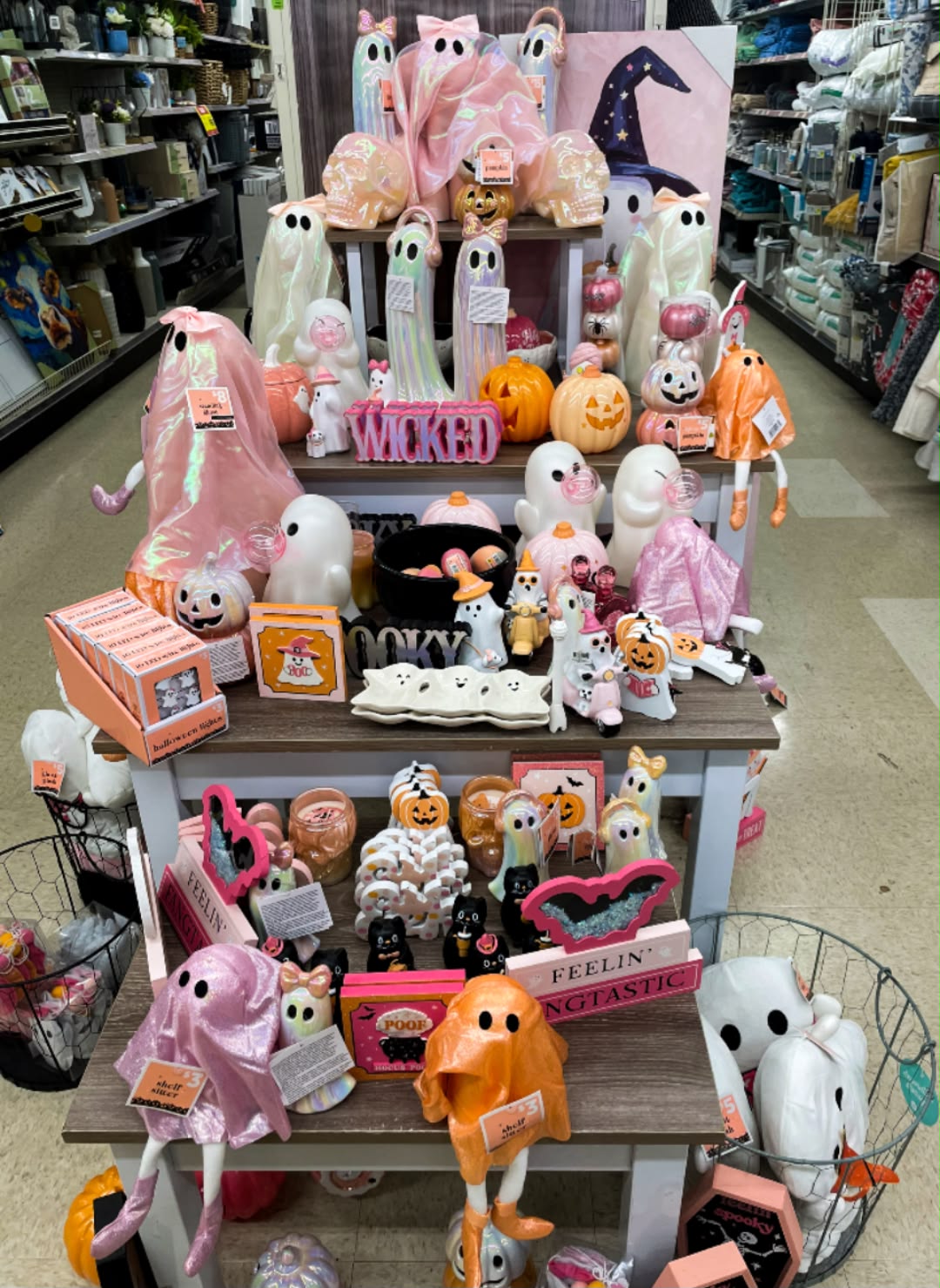 IKEA has a few cute Halloween items! 🎃👻