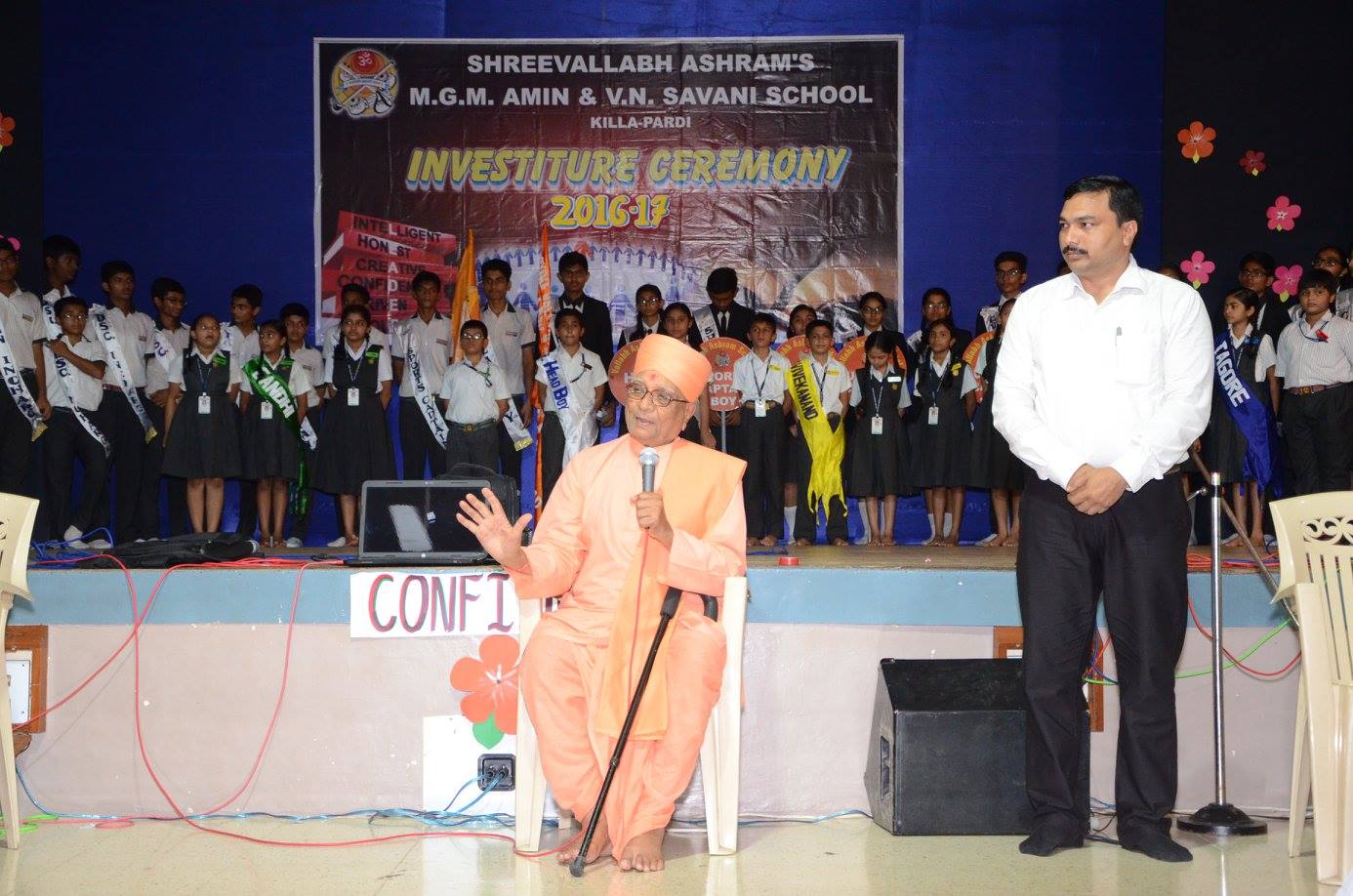 Shreevallabh Ashram - Swami Shri Hariprasad Dasji showering his ...