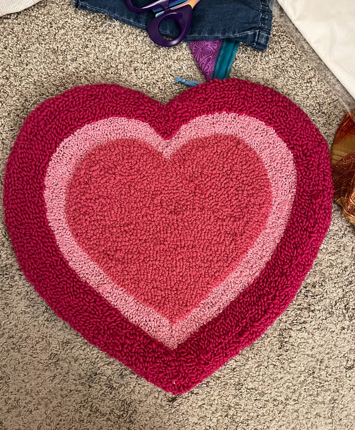 Making a heart rag rug without a pattern