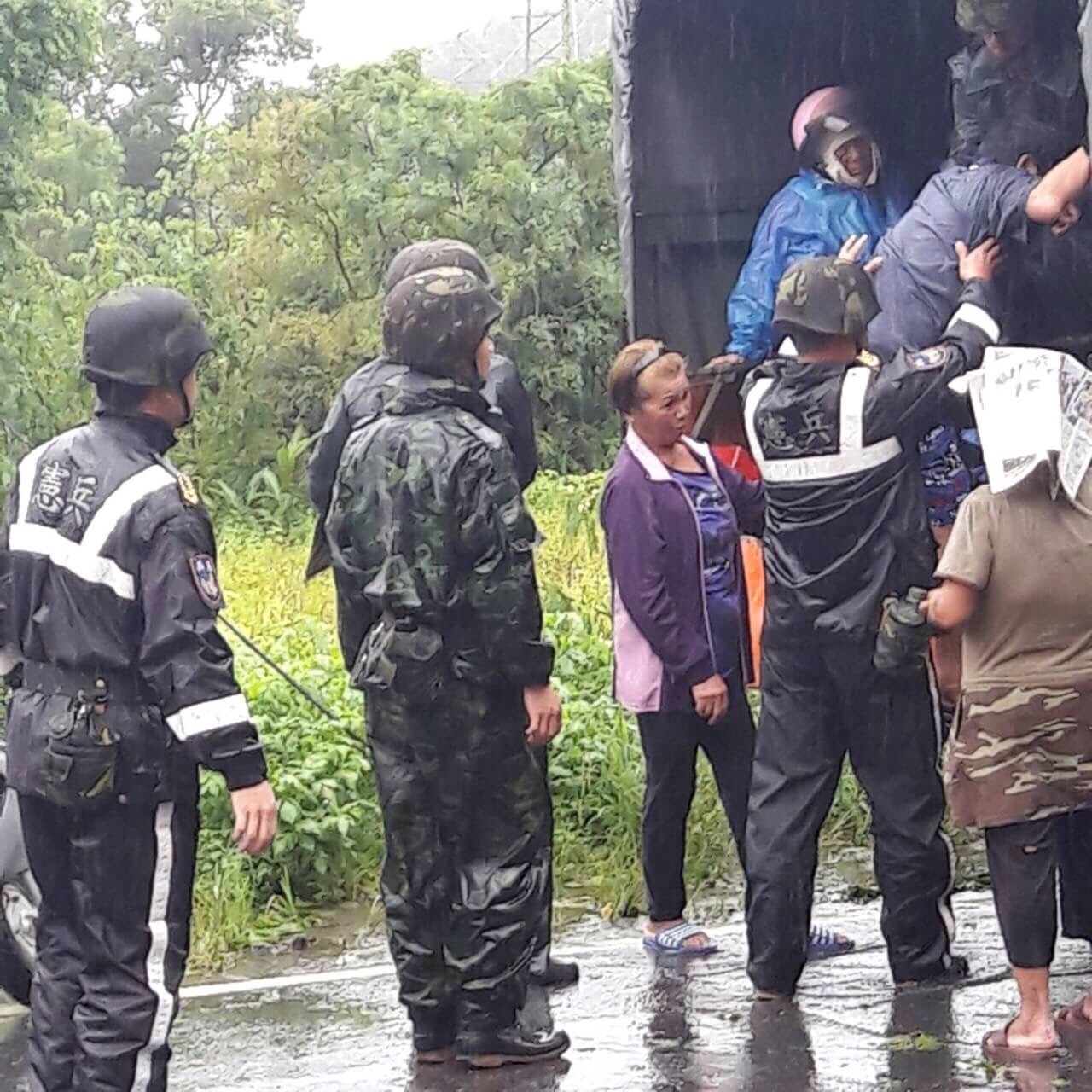 花蓮憲兵隊協助災民撤離 - 中華民國後備憲兵論壇 | ROCMP Forum | Facebook