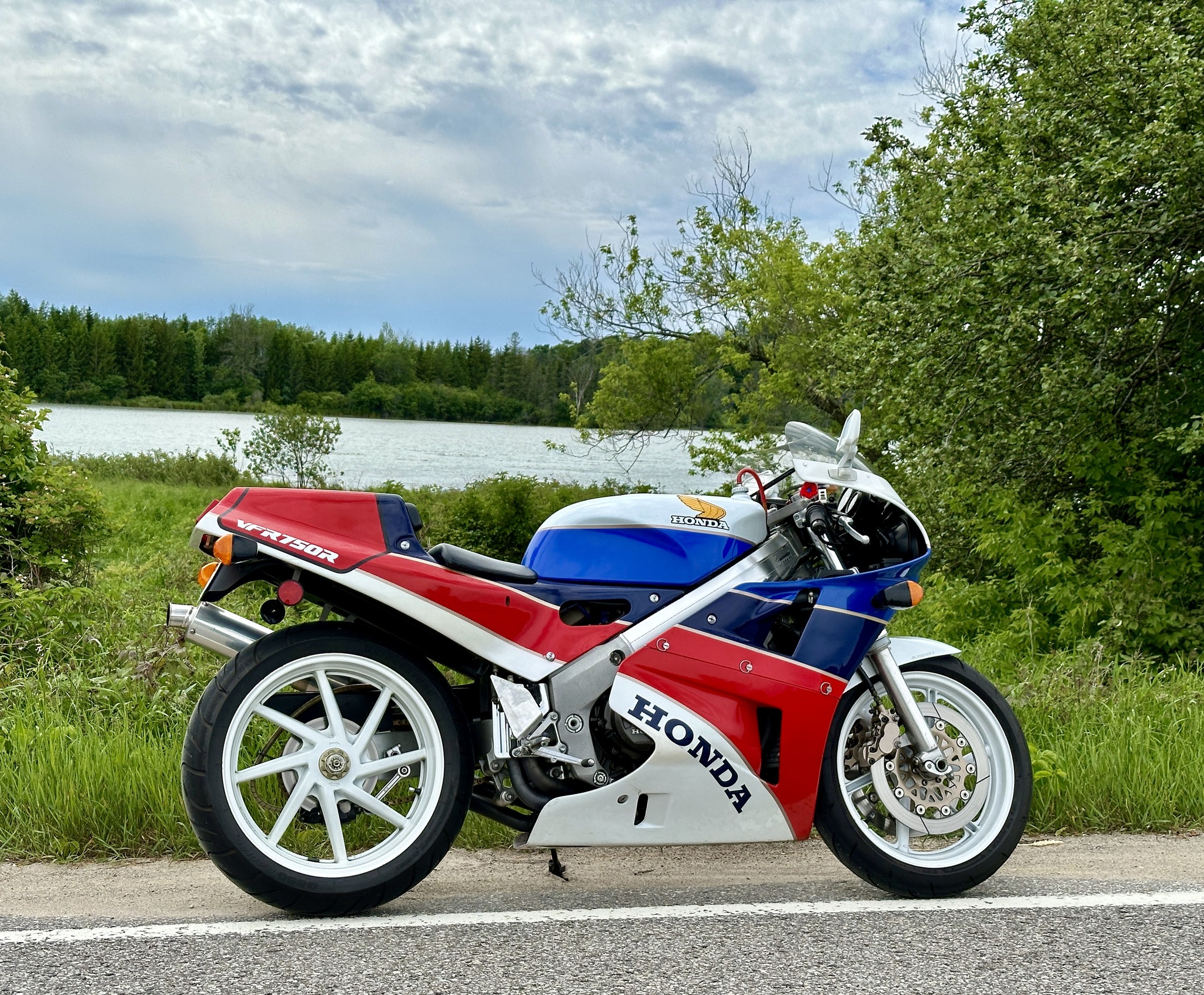（＾ν＾） Owner of 08 1098r and 88 rc30 sportsbikes
