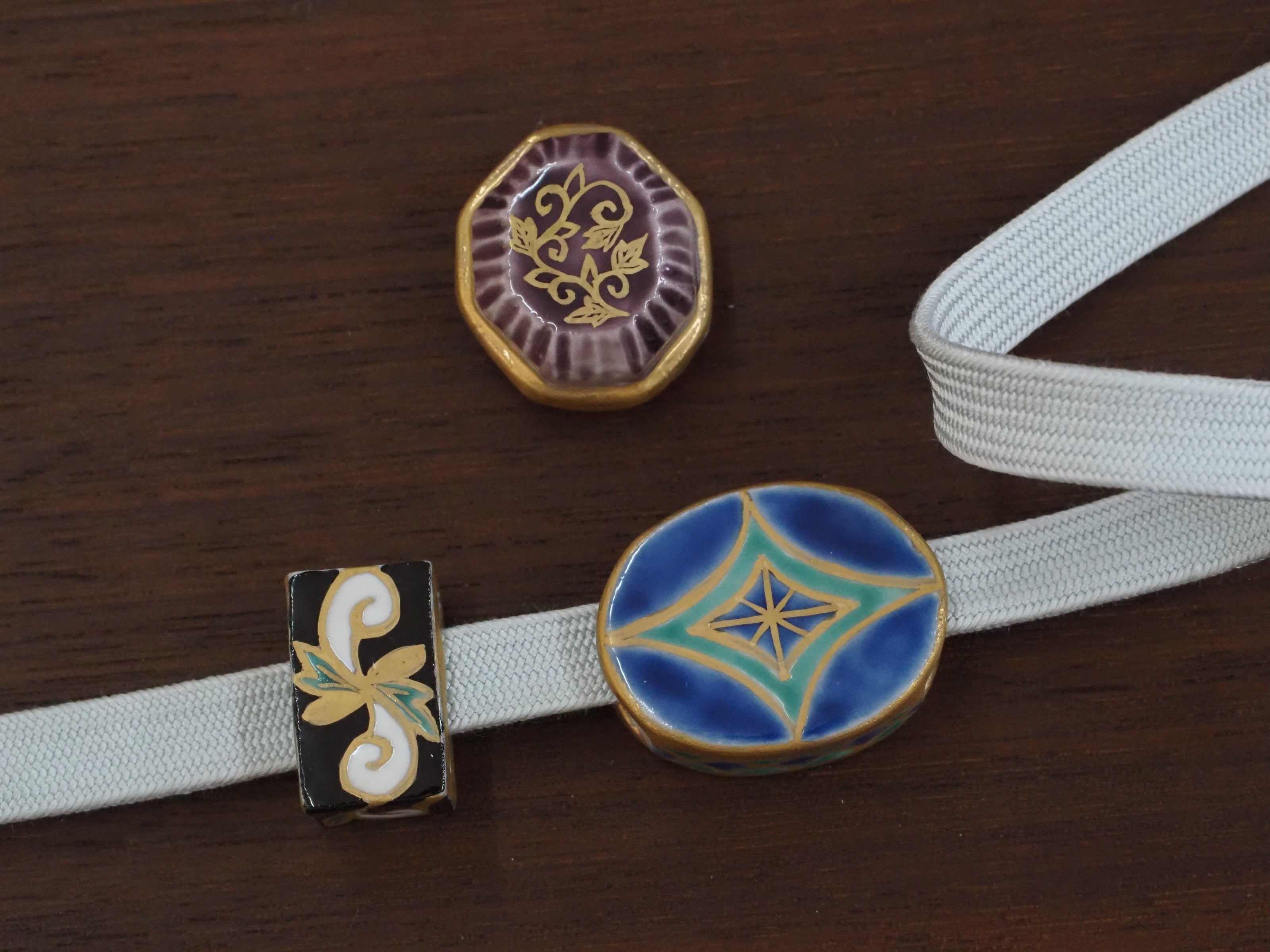 刀鍔の形の帯留。 裏の金具は無しで、穴に三分紐を通して着けて